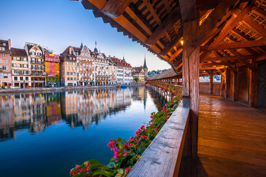 Die Reuss und die Kapellbrücke in der Stadt Luzern Reuss und Kapellbrücke in Luzern