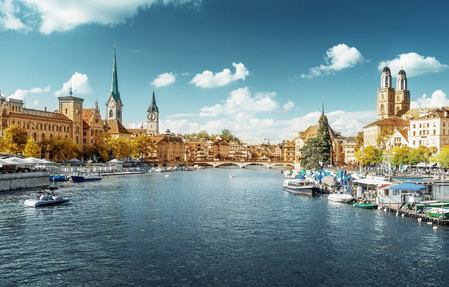 Limmmat: Der Stadtfluss von Zürich Zürich Limmat mit Grossmünster, Fraumünster und St. Peter Kirhce im Hintergrund