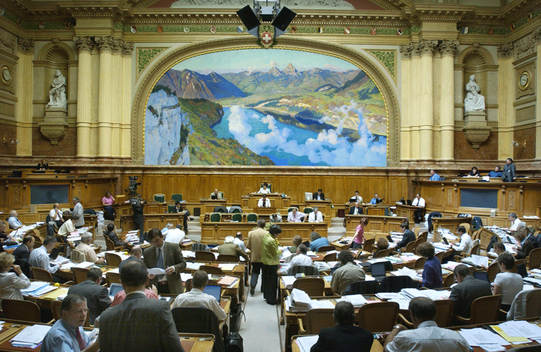 Der Nationalratssaal vor dem Rütlischwur-Gemälde