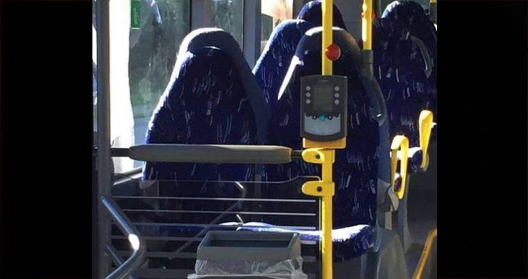 Neonazis verwechseln leere Bussitze mit Burkas