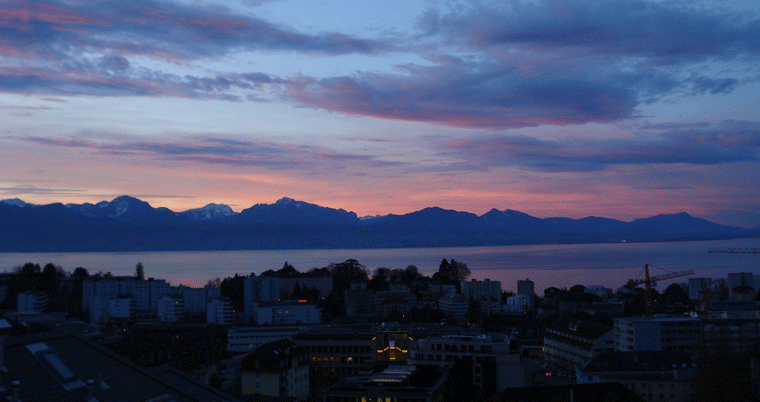 Stadt Lausanne am Genfer See mit Sonnenaufgang
