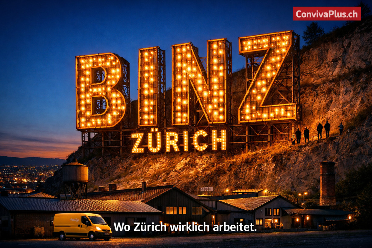 Ikonische Aufnahme des Z&uuml;rcher Quartiers Binz bei Abendd&auml;mmerung mit riesigen beleuchteten BINZ-Buchstaben im Hollywood-Stil auf dem ehemaligen Lehmgruben-Hang, darunter die Silhouetten umgebauter Industriegeb&auml;ude und die Lichter der Stadt.