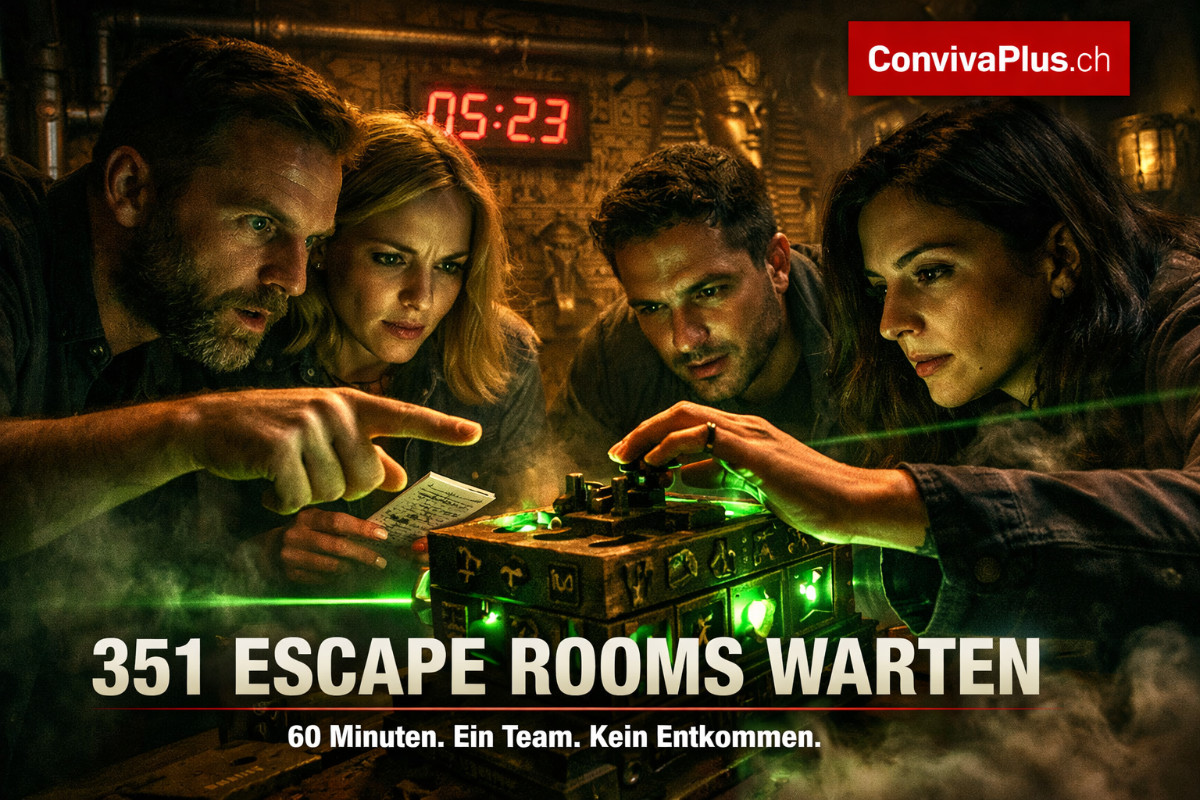 Escape Room Erlebnis in der Schweiz: Vier Erwachsene l&ouml;sen intensiv ein mysteri&ouml;ses R&auml;tsel, Gesichter im gr&uuml;nen Licht eines antiken Puzzles, Countdown-Uhr zeigt 05:23. Atmosph&auml;rischer Raum mit &auml;gyptischen Hieroglyphen und Nebel.