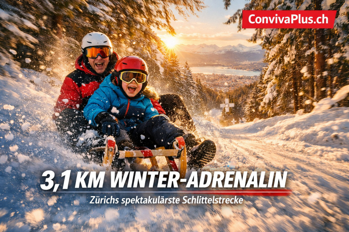 Schlitteln Uetliberg: 3,1 km Abfahrt | 330 Höhenmeter | Zürich Hausberg | ConvivaPlus.ch Dynamische Schlittelszene am Uetliberg bei Zürich: Familie rast auf Holzschlitten durch verschneiten Winterwald, im Hintergrund Panoramablick auf die Stadt Zürich und den Zürichsee. 3,1 Kilometer lange Schlittelstrecke mit 330 Höhenmetern Gefälle.