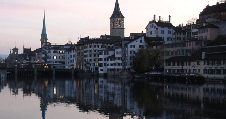Limmat Ufer in der Stadt Zürich