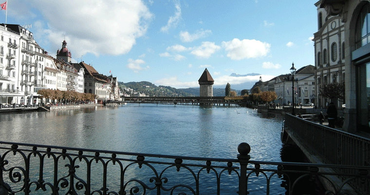 Reuss in Luzern mit Kappelbrücke und Wasserturm