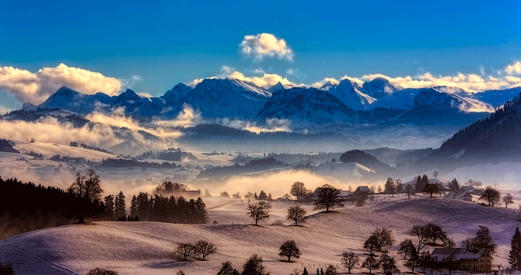 Schweizer Berge bei Sonnenaufgang