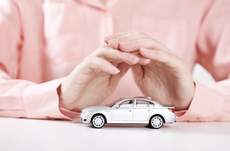 Autoversicherung in der Schweiz kündigen: Leitfaden mit kostenloser Mustervorlage Auto Fahrzeug Versicherung Schutz Hände