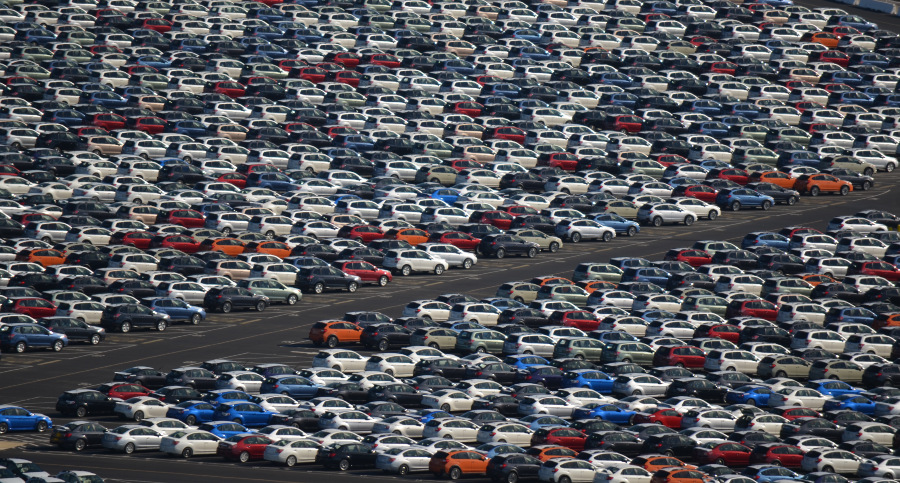 Auto SUV Gel&auml;ndewagen KNeuwagen Parkieren Parkplatz