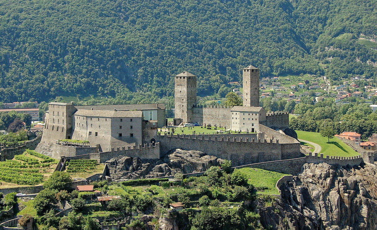 Castelgrande – Das Herzstück Bellinzonas Mittelalterliche Burg-Festung Castelgrande in Bellinzona