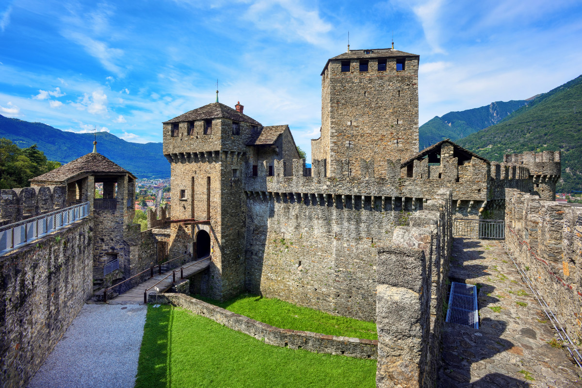 Montebello – Die malerische Burg von Bellinzona Mittelalterliche Burg Montebello in Bellinzona