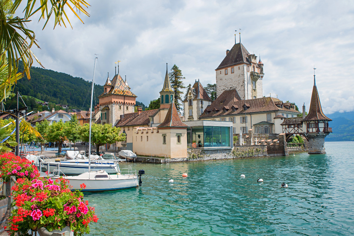 Wasserburg Oberhofen am Thunersee Burg Oberhofen am Thunersee mit Booten