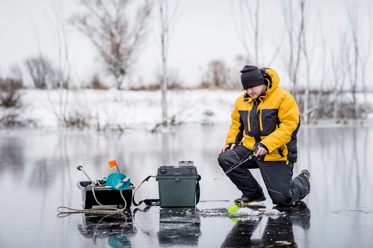 Eisangeln auf gefrorenem See unter Eisschicht
