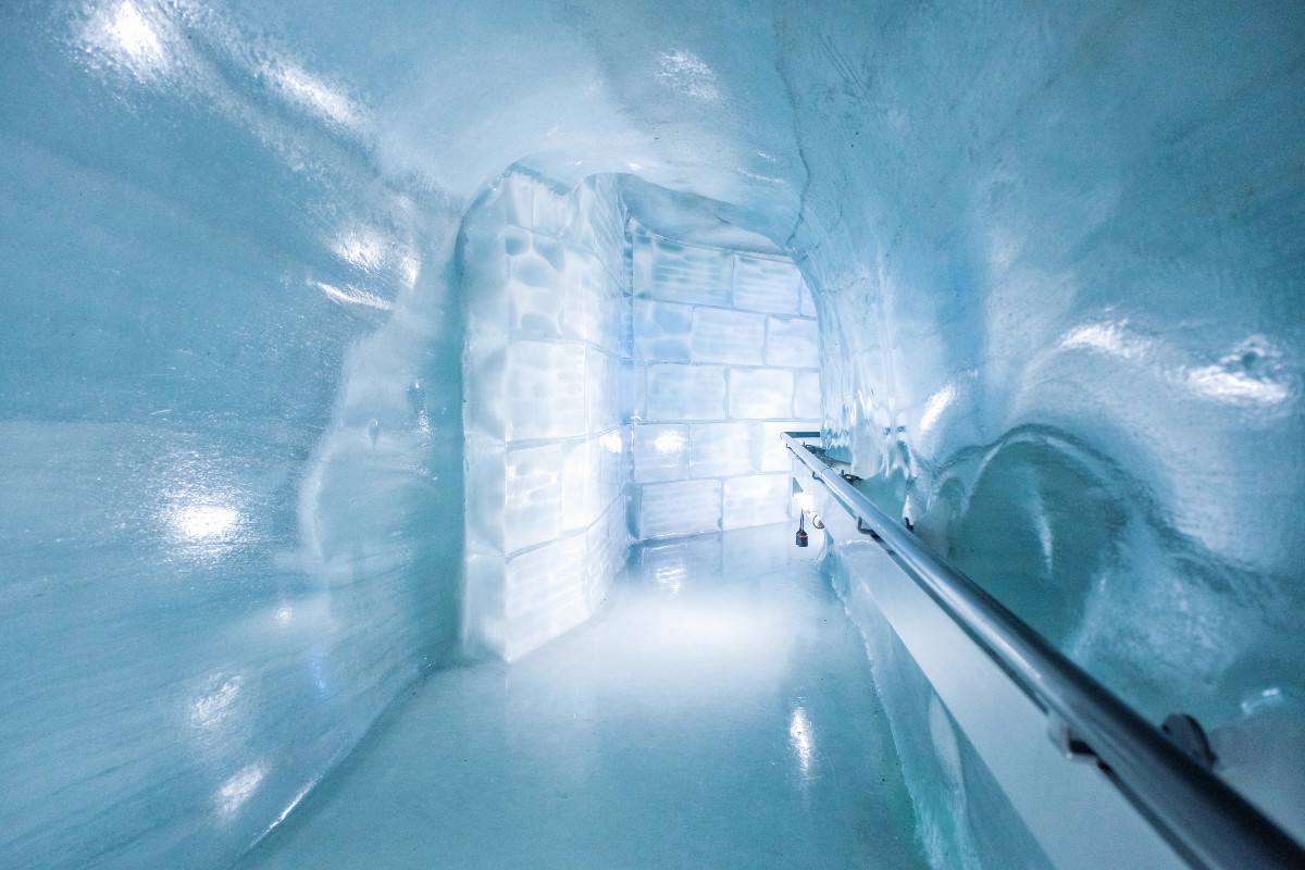 Eiszauber im Eispalast auf dem Jungfraujoch Eispalast auf dem Jungfraujoch mit glitzernden Eisskulpturen