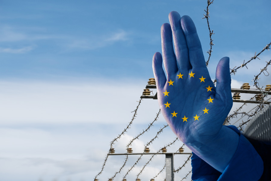 EU-Länder & ihr Flüchtlingsanteil: Ist Europas Identität in Gefahr? EU-Flagge Grenzzaun Hand Stop Einwanderung