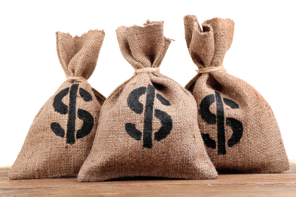 2% globale Mindeststeuer für die Staatskassen – ein Klacks für Superreiche Geldsäcke Dollar Scheine Geldsack Reich