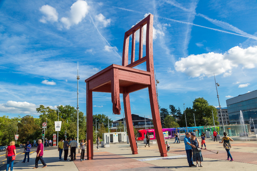 Schweizer Stadtjuwelen - den Stadtzauber geniessen! Sehenswürdigkeiten Kaputter Stuhl in Genf