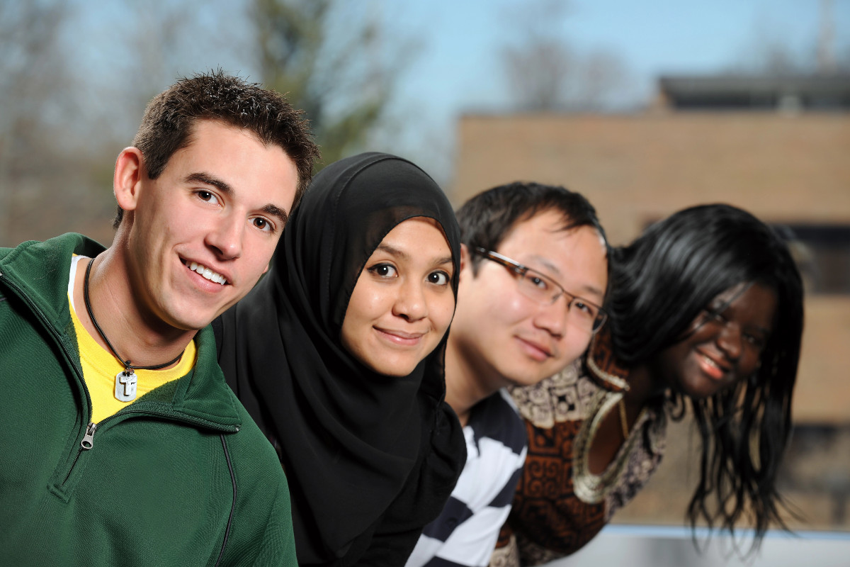 Junge Menschen verschiedener Nationalitäten und Herkunft in der Schweiz