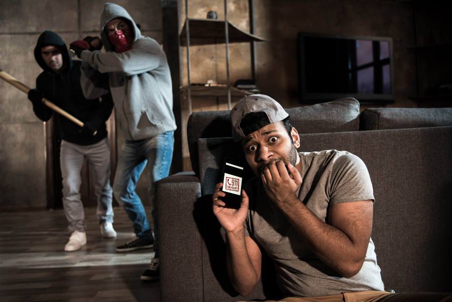 Zwei Einbrecher und ein verängstigter Mann