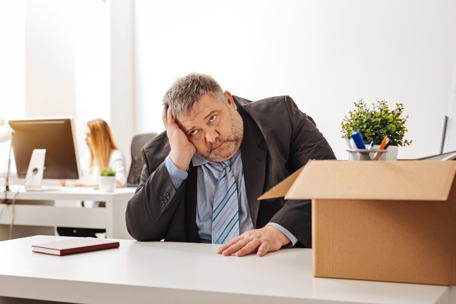 Kündigungsgründe in der Ausbildung Kündigung Entlassung Mann Büro Verzweiflung Frustriert Traurig nachdenklich