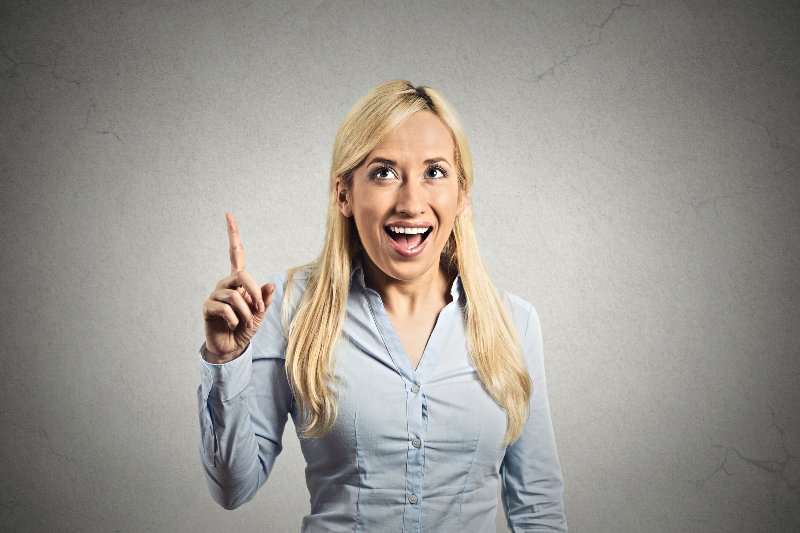 Frau mit einer leuchtenden Idee und Zeigefinger