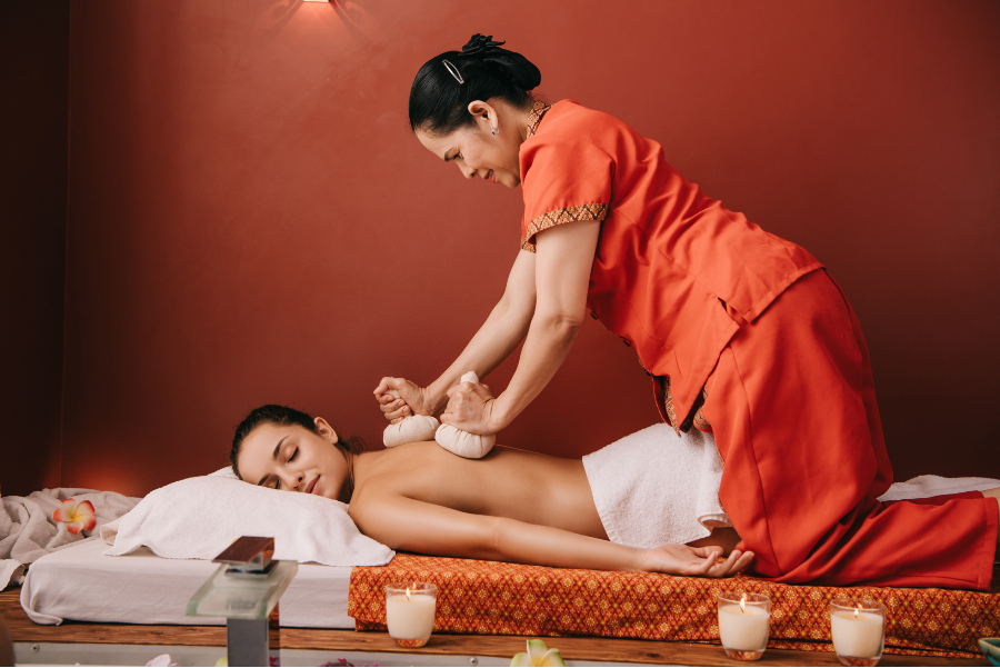 Thai-Massage: Eine Reise zur Tiefenentspannung und Vitalität Massage Asiatisch Thaimassage Masseuse Herbal Spa