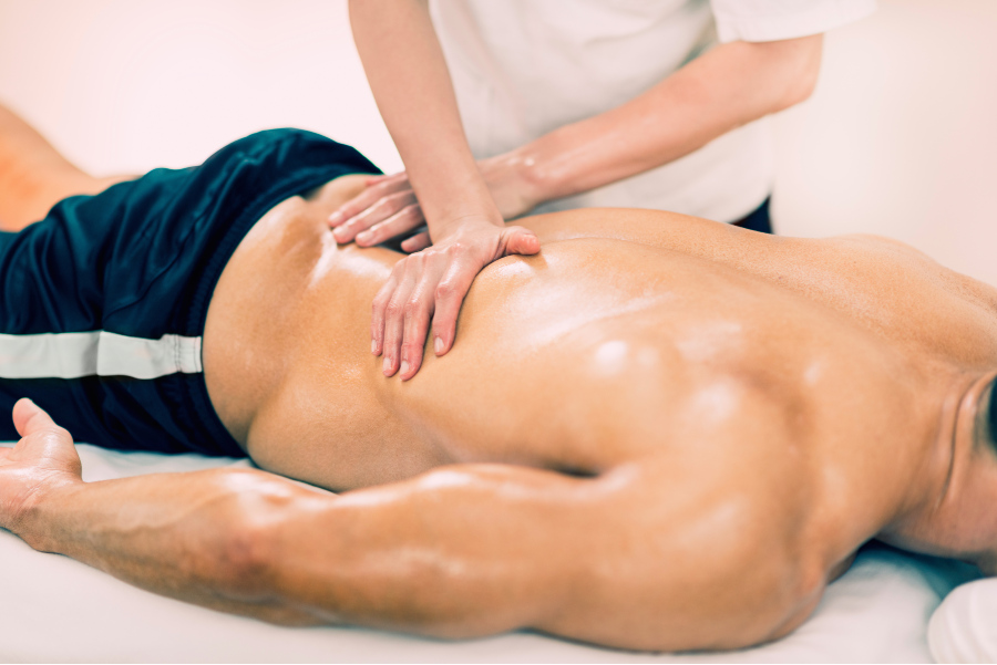 Tiefengewebsmassage: Tiefgreifende Linderung für Körper und Seele Massage Physiotherapie unterer Rücken Masseur