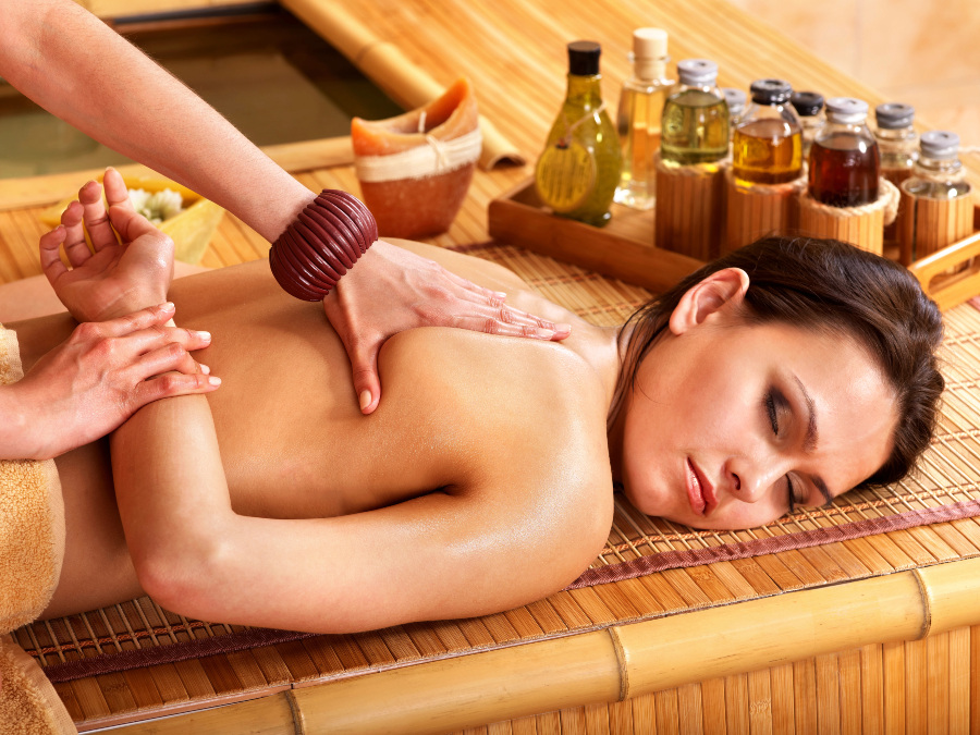 Aromatherapiemassage: Eine Sinfonie der Sinne für Tiefenentspannung und Heilung Massage Spa Aroma Duft Aromamassage Bambus