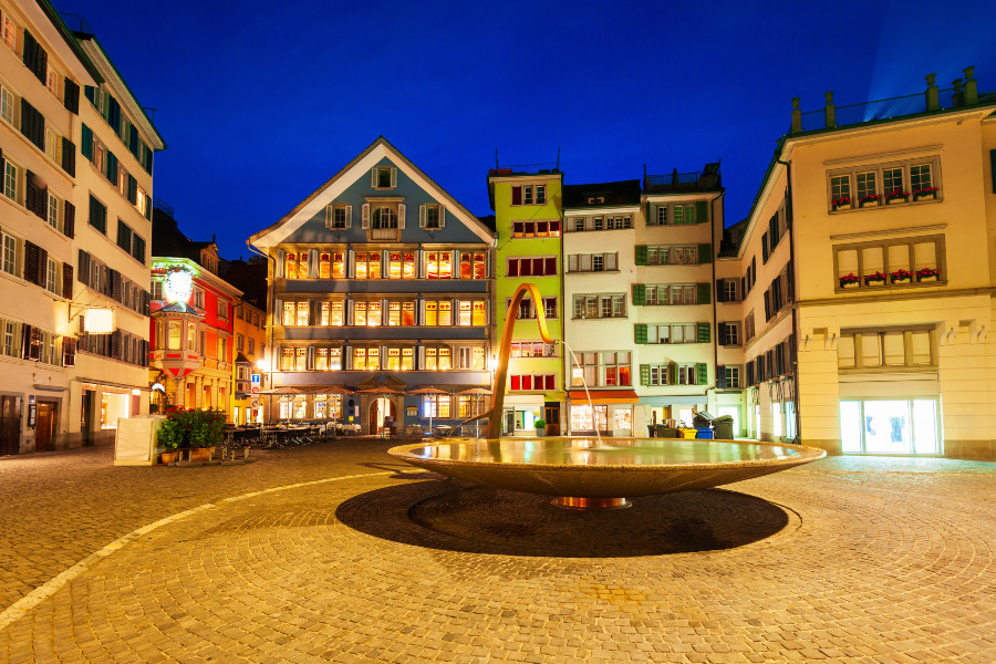 Weihnachtsmarkt Münsterhof an bester zentraler Lage! Münsterhof in Zürich mit Brunnen