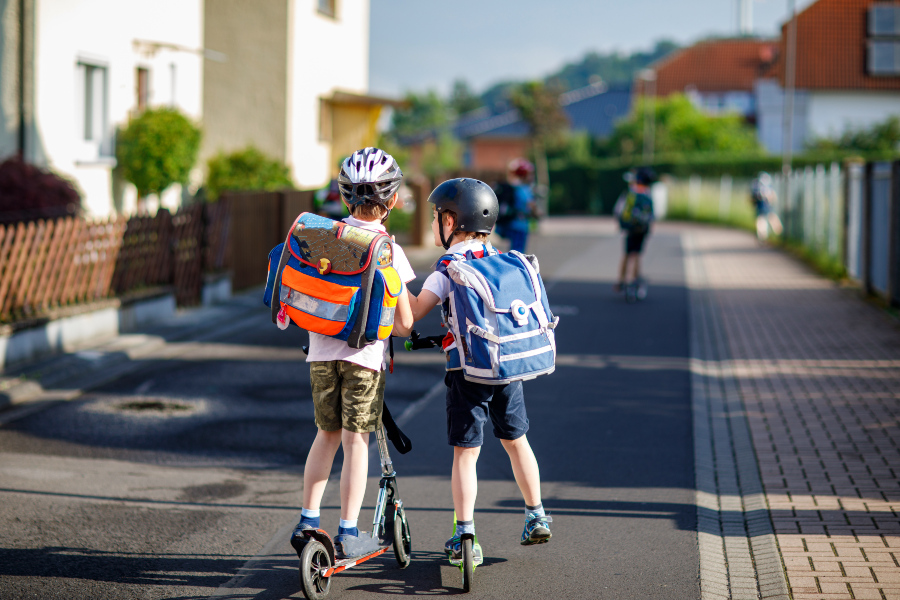 Schulkinder Roller Schutzhelm Velohelm Stadt Strasse