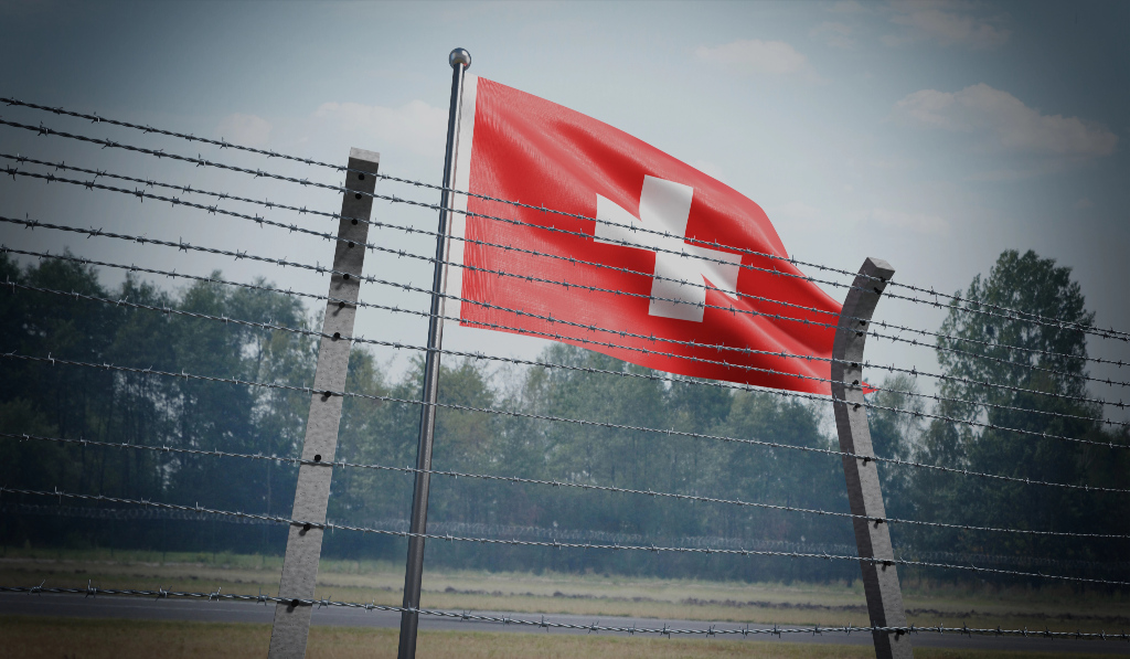 Die Schweiz am Scheideweg Schweiz Flagge Stracheldraht Zaun