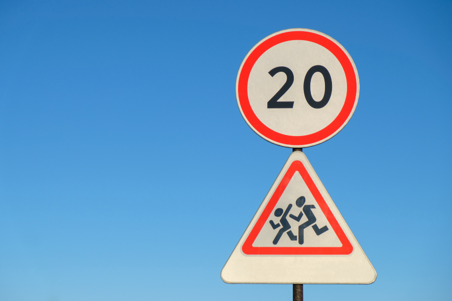 Tempo-20-Revolution auf den Strassen: Warum diese Stadt Autos auf 20 km/h bremst Tempo 20: Ein radikales Tempolimit-Verkehrschild für Autos und Verkehr