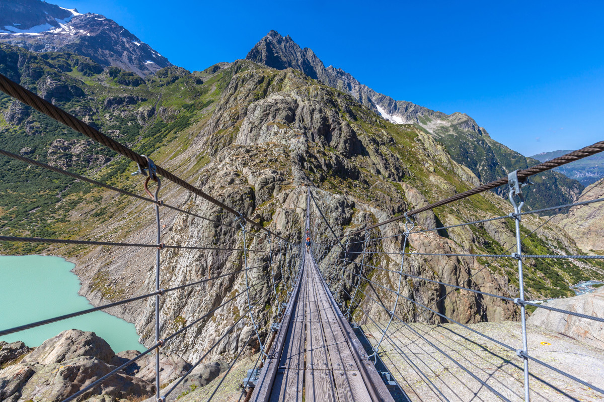 Triftbrücke über dem Triftsee beim Triftgletscher im Berner Oberland