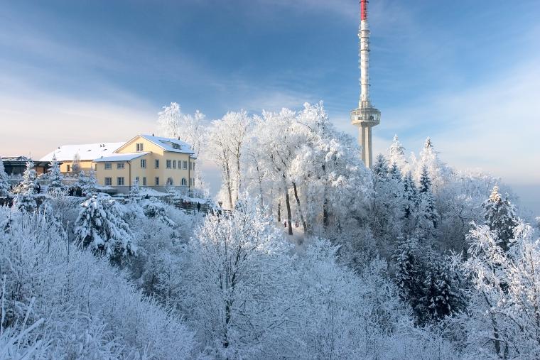 Hotel Uto Kulm: Das Restaurant auf dem Gipfel des Uetlibergs mit Panoramablick Hotel Uto Kulm auf dem Uetliberg mit dem markanten Fernsehturm