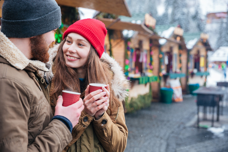 Weihnachtsmarkt Glühwein Junges Paar Mann Frau