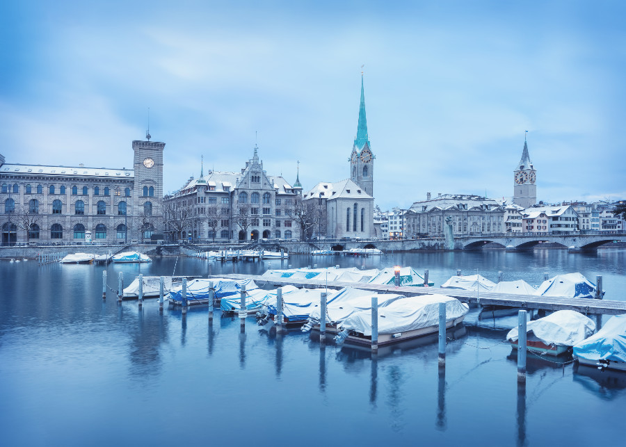 Verschneites Zürich in der Weihnachtszeit: ein Traum! Zürich Altstadt mit Schnee im Winter