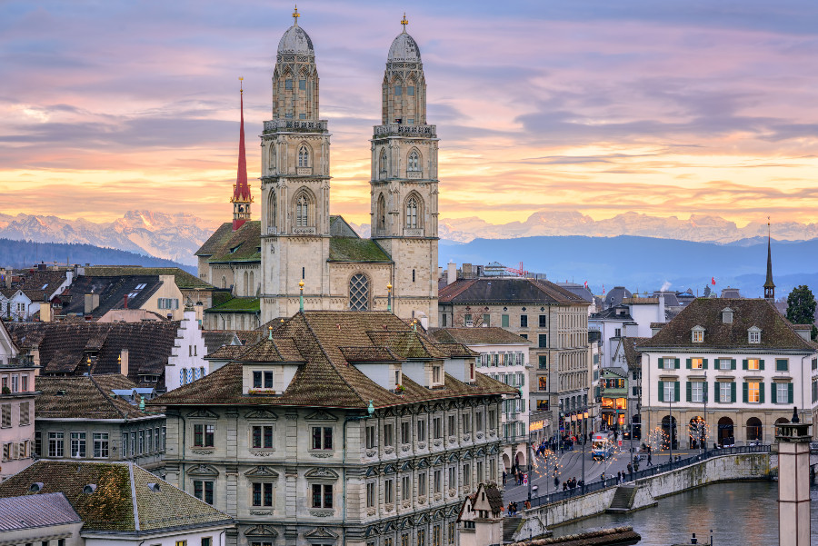 Die pittoreske Altstadt von Zürich mit dem Grossmünster und den Glarner Alpen im Hintergrund Zürich Altstadt im Niederdorf mit Grossmünster und Alpen