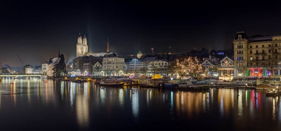 Die sehenswerte Altstadt von Zürich bei Nacht vom Limmatquai aus betrachtet Zürich Limmatquai Altstadt mit Grossmünster