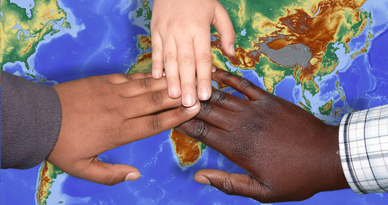 Hände auf Weltkarte aus allen Ländern