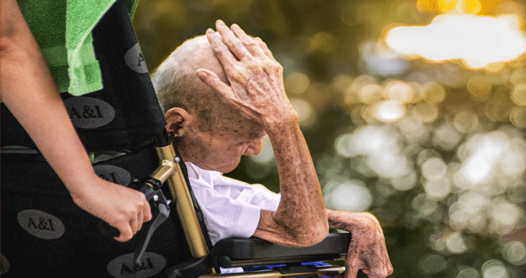 Pflege Hospiz alter Mann im Rollstuhl