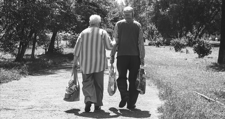 Alte Menschen am spazieren