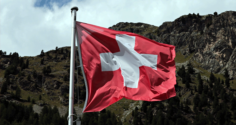 Schweizer Flagge als Fahne mit weissem Kreuz