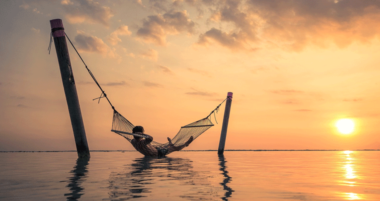 Sonnenuntergang in der Hängematte im Meer