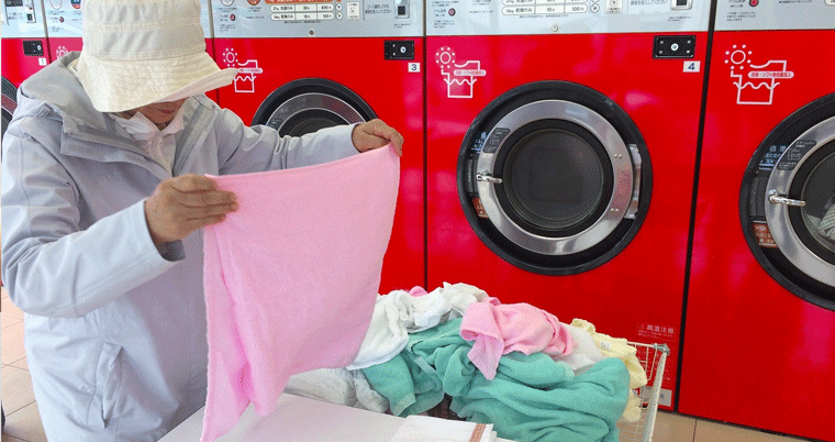 Rote Waschmaschine Waschküche Wäsche waschen