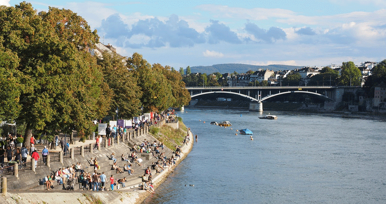 Basel am Rhein Ufer Promenade