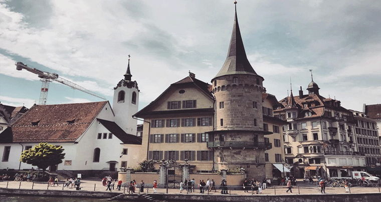 Zurgilgenhaus mit Turm am Kapellplatz nähe Kapellbrücke in Luzern