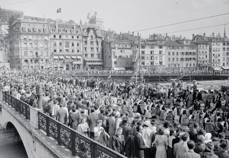 Bahnhofbrücke, Blick auf Limmatquai, Umzug