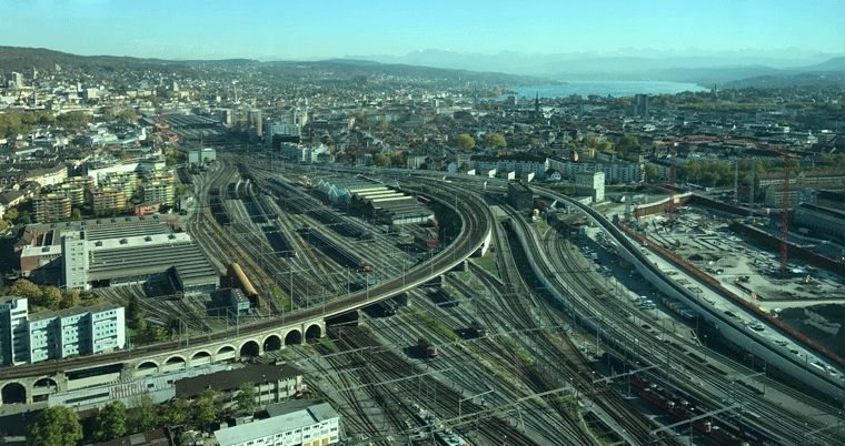 Stadtpanorama Zürich mit Zürichsee Stadt Zürich Zentrum hauptbahnhof mit See, berge und Gleise