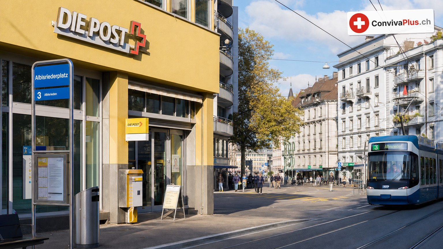 Fachada amarilla de la oficina de correos de Albisriederplatz en Zúrich con el gran rótulo «Die Post», delante la parada de tranvía «Albisriederplatz» de la línea 3 y un tranvía azul y blanco que llega, un árbol otoñal y edificios antiguos al fondo